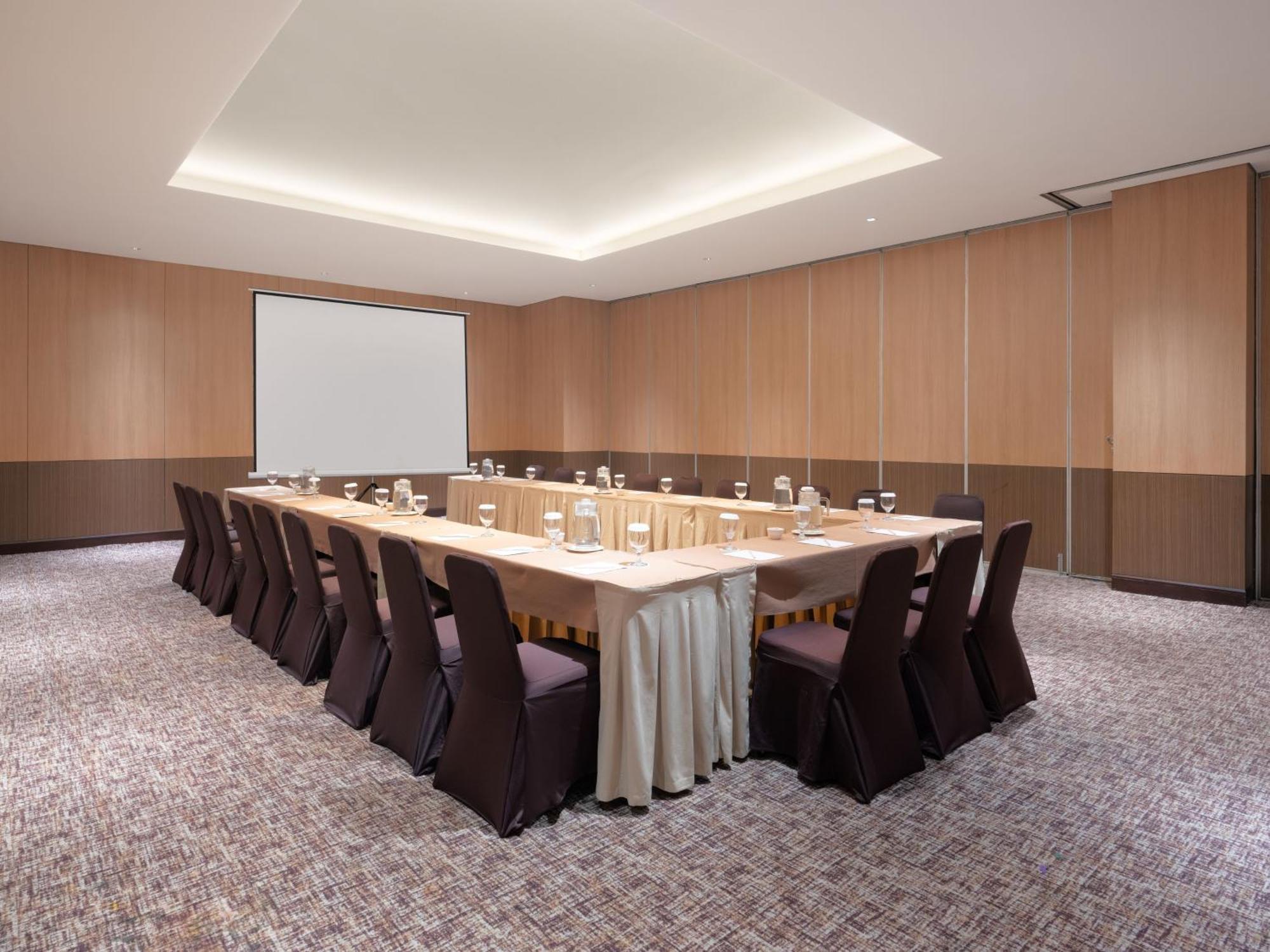 Santika Premiere Bintaro 4*